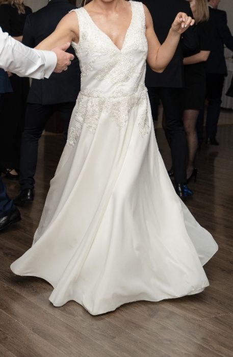 Suknia ślubna w rozmiarze 40/42