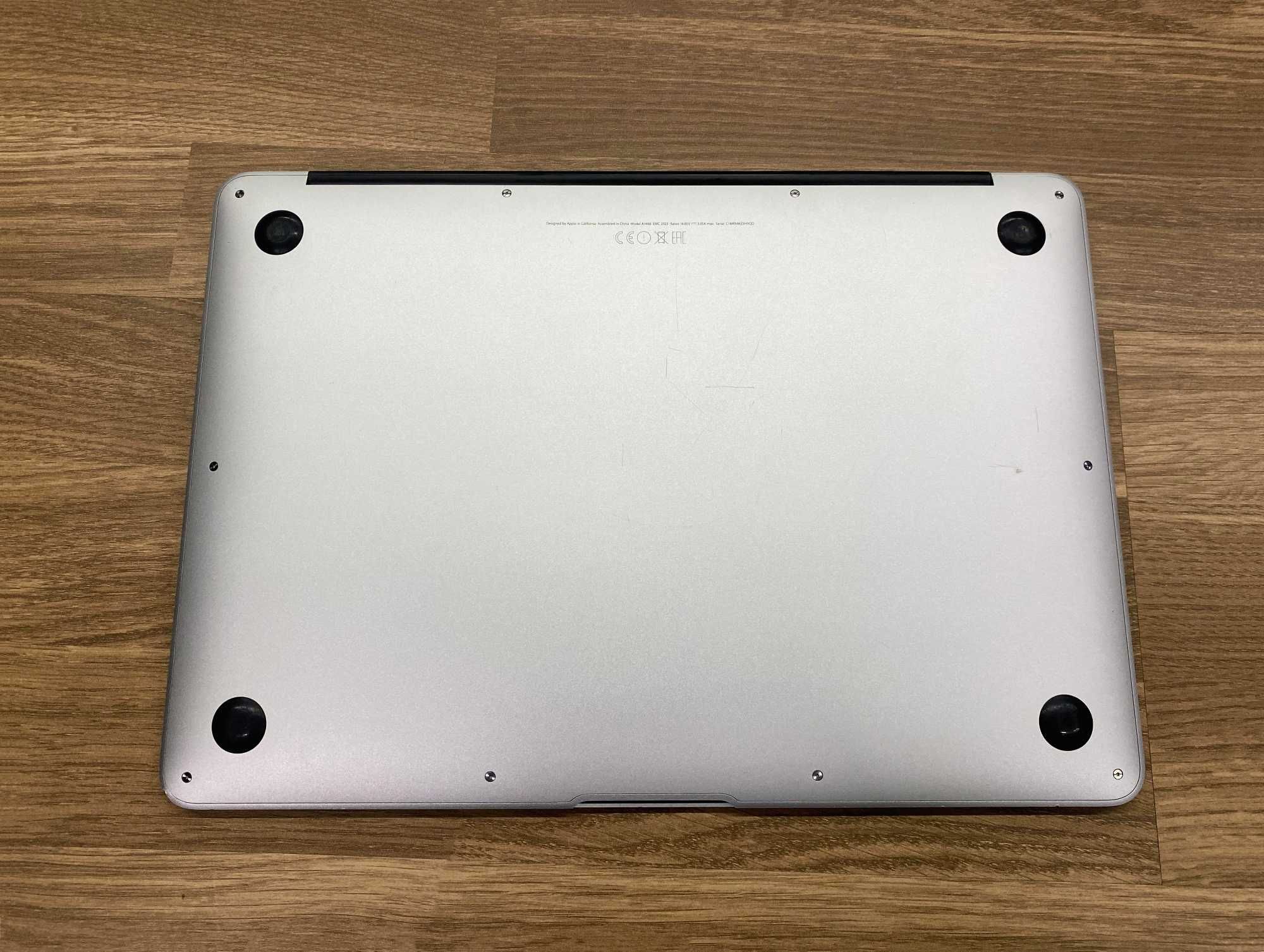 MacBook Air 13 (A1466) - 8GB Ram, 128GB SSD - Com carregador