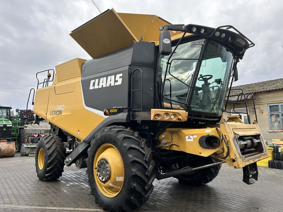 Комбайн Claas Cat Lexion 740