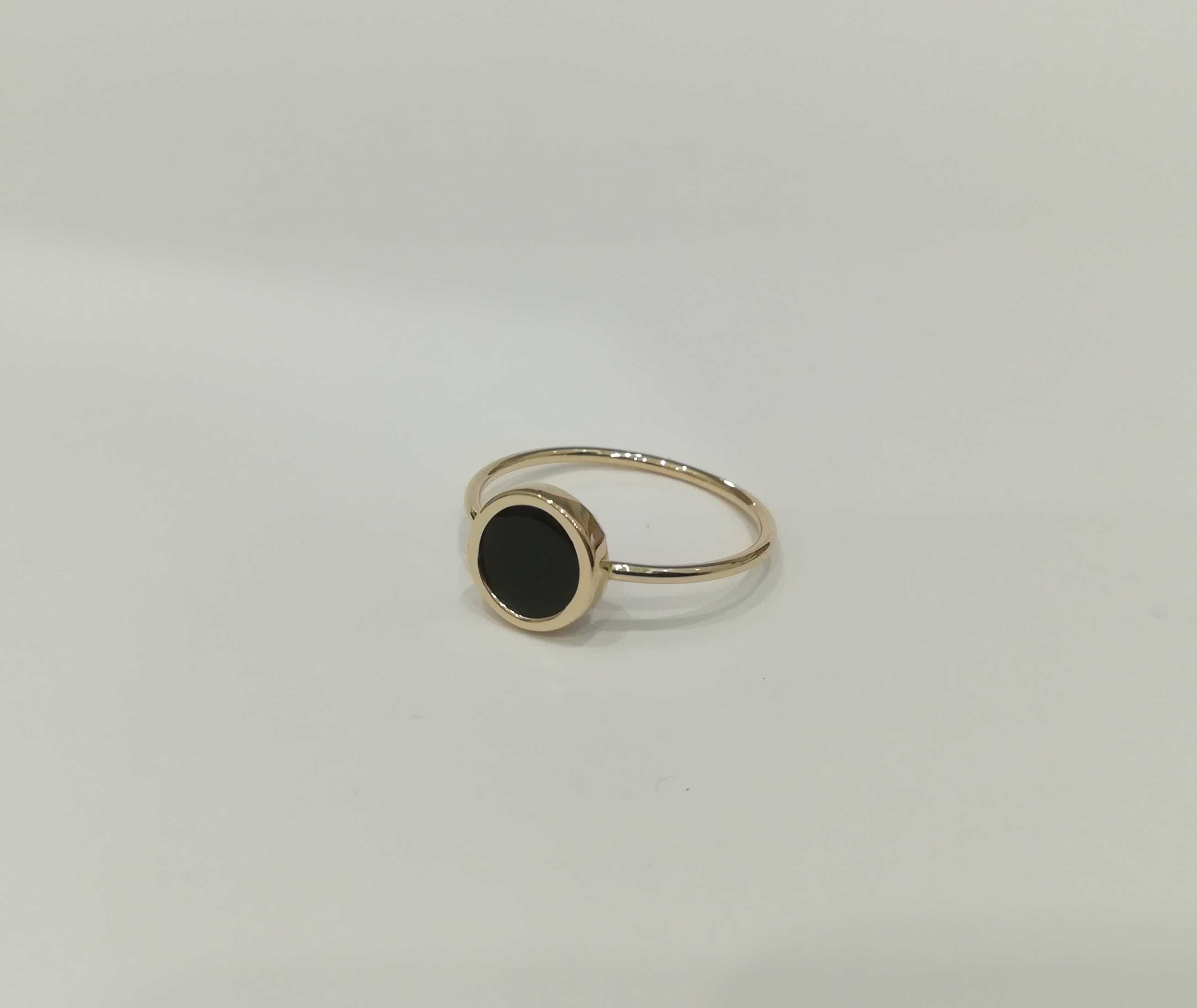 Złoty pierścionek z Onyksem AU585