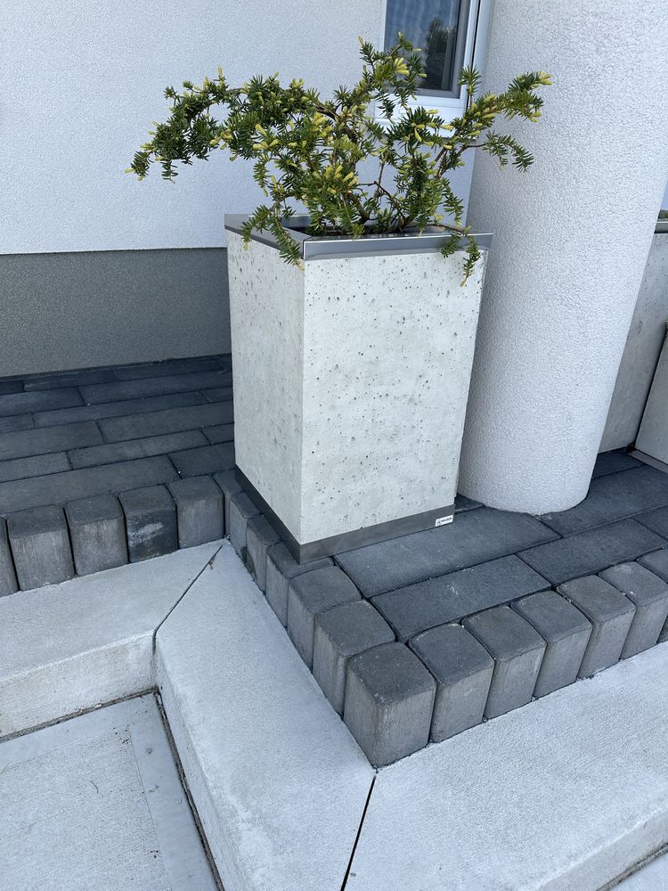 Donica z betonu architektonicznego z obrecza z mierdzewki