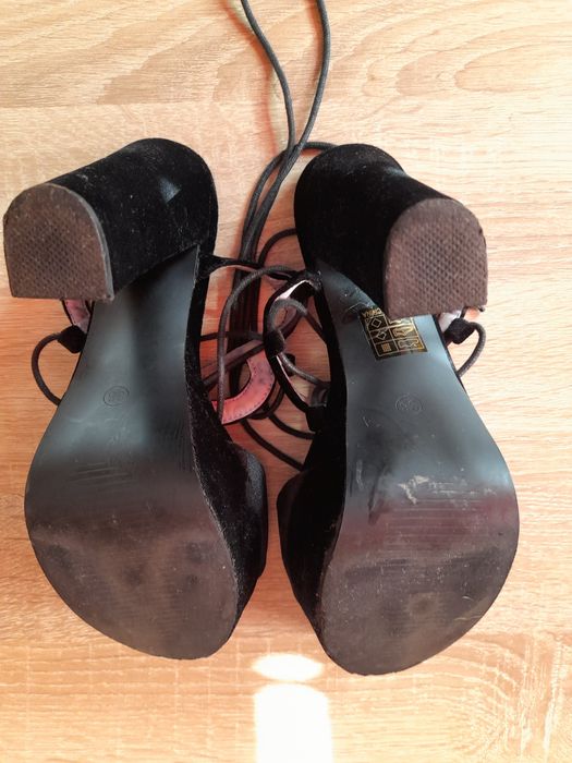 Sandały na słupku, wiązane PRIMAVERA