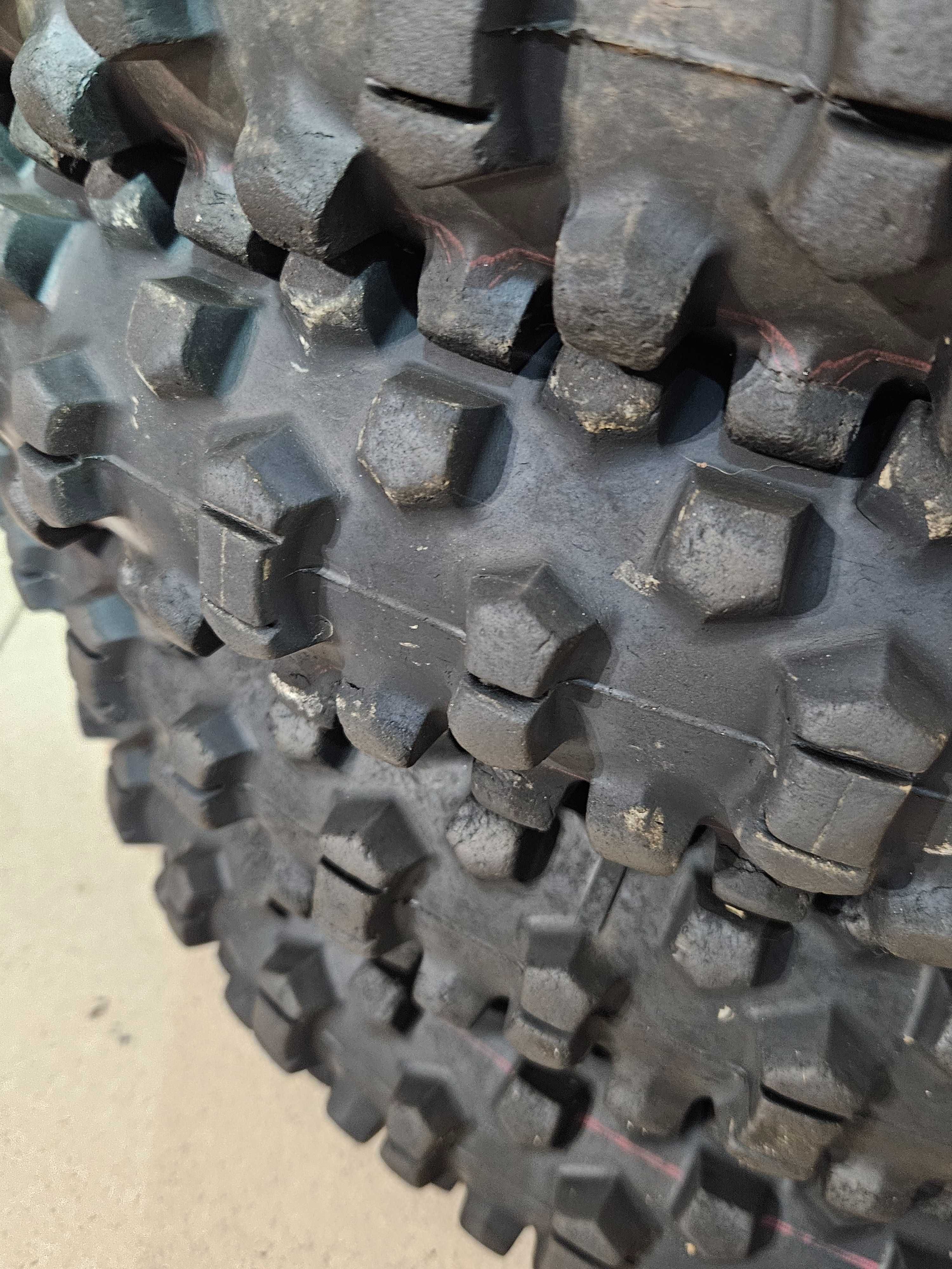 Pneus enduro frente Michelin e Metzeler