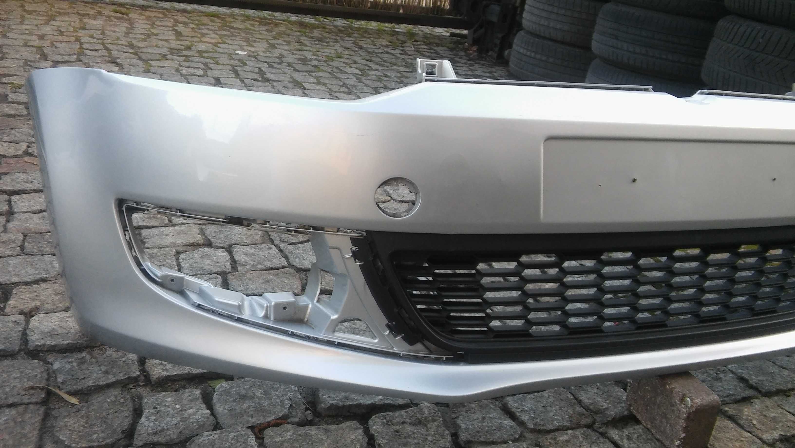 VW Polo 6R0,od 09r,zderzak przód+kratka,orygin,SREBRNY=LA7W,brak otwor