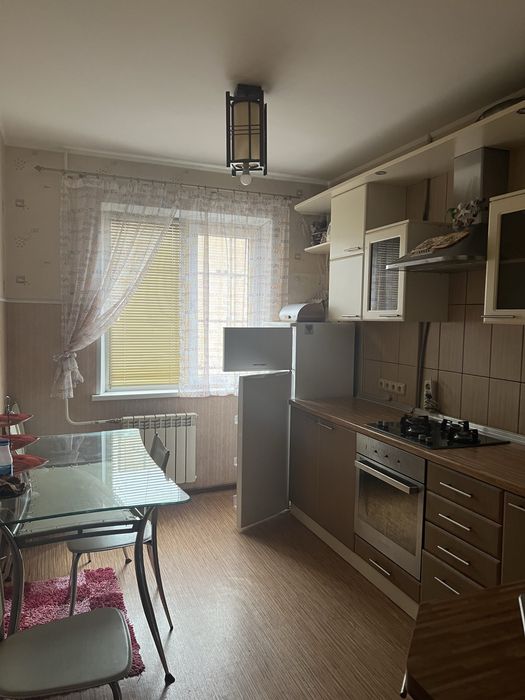 Сдам в оренду  квартиру 4 кімнатна.