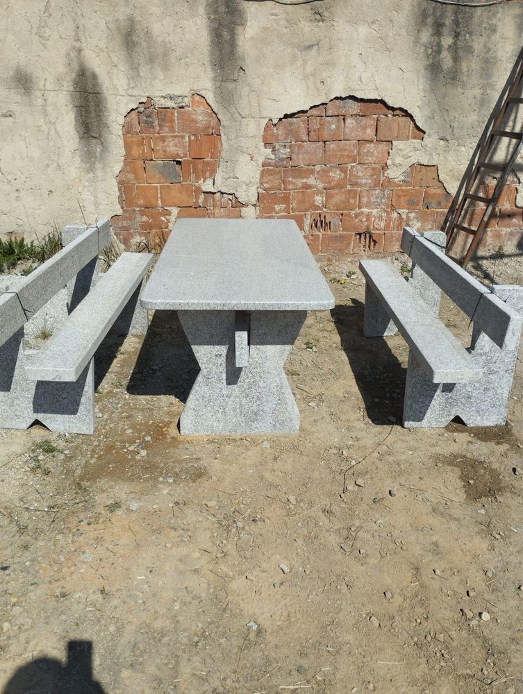 Stół ogrodowy z ławkami wykonany z granitu