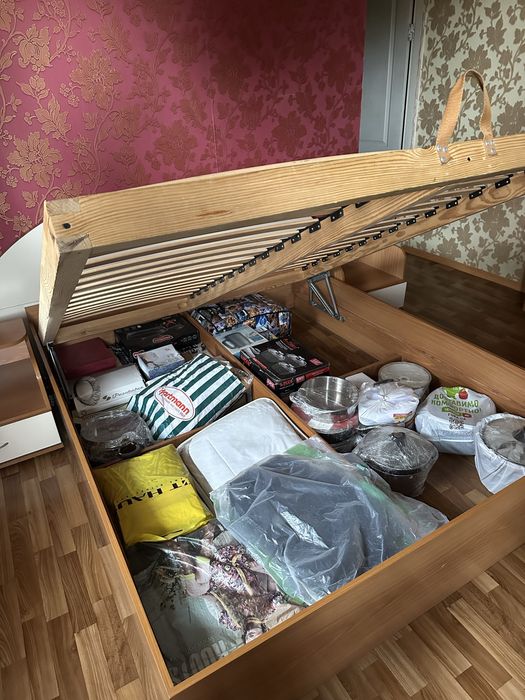 Двухспальная кровать + матрас + 2 тумбочки