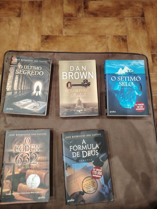 Livros de José Rodrigues dos Santos e Dan Brown.
