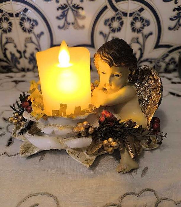 Anjo decorado com a serenidade e a magia do Natal    Artesanal