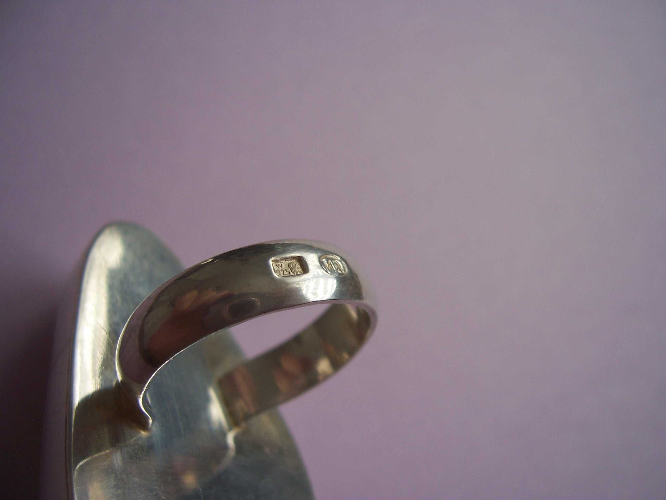 Duży masywny pierścionek z kamieniem, srebro 925