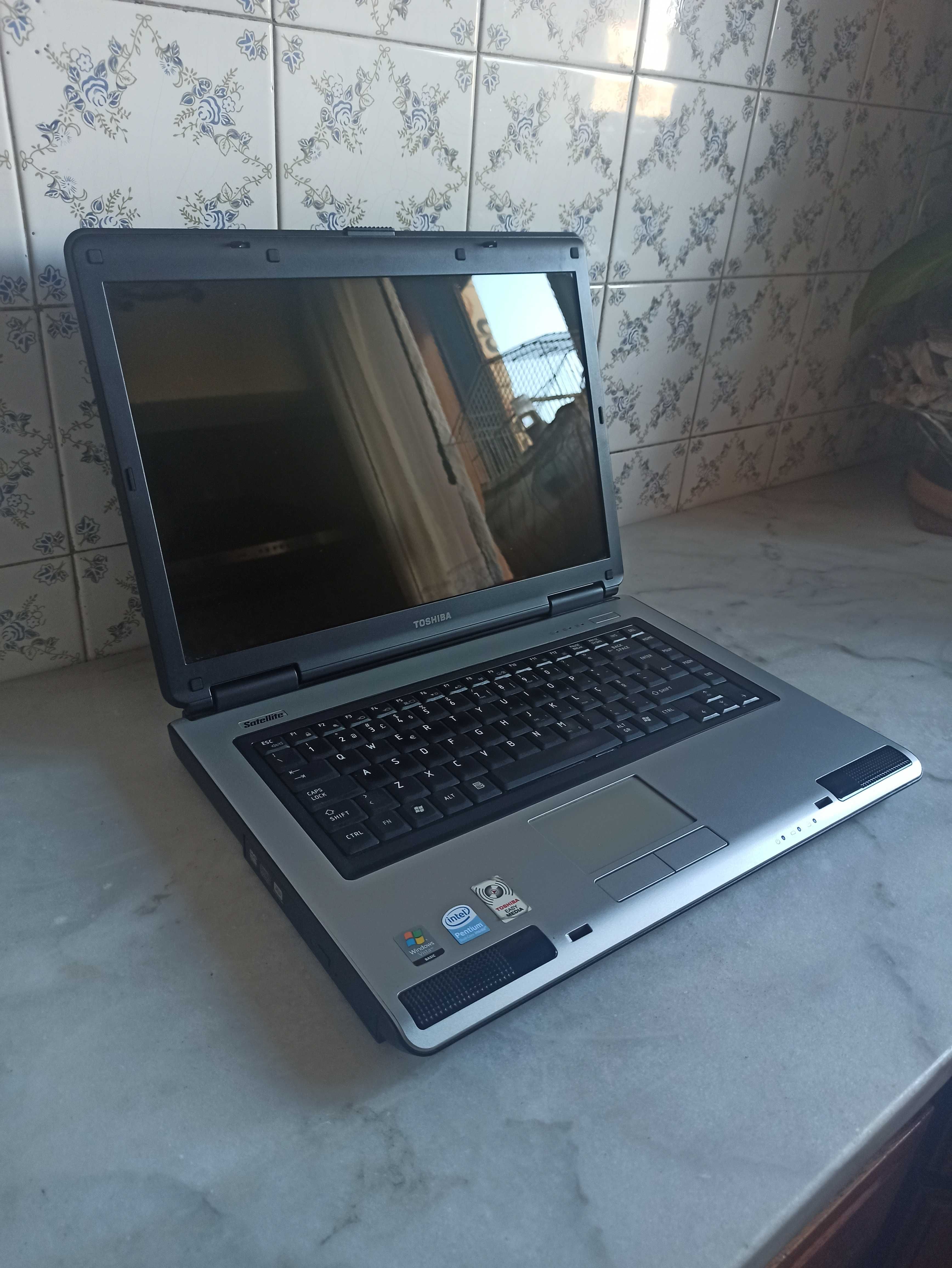 Portátil TOSHIBA Satellite L40 - 18 L