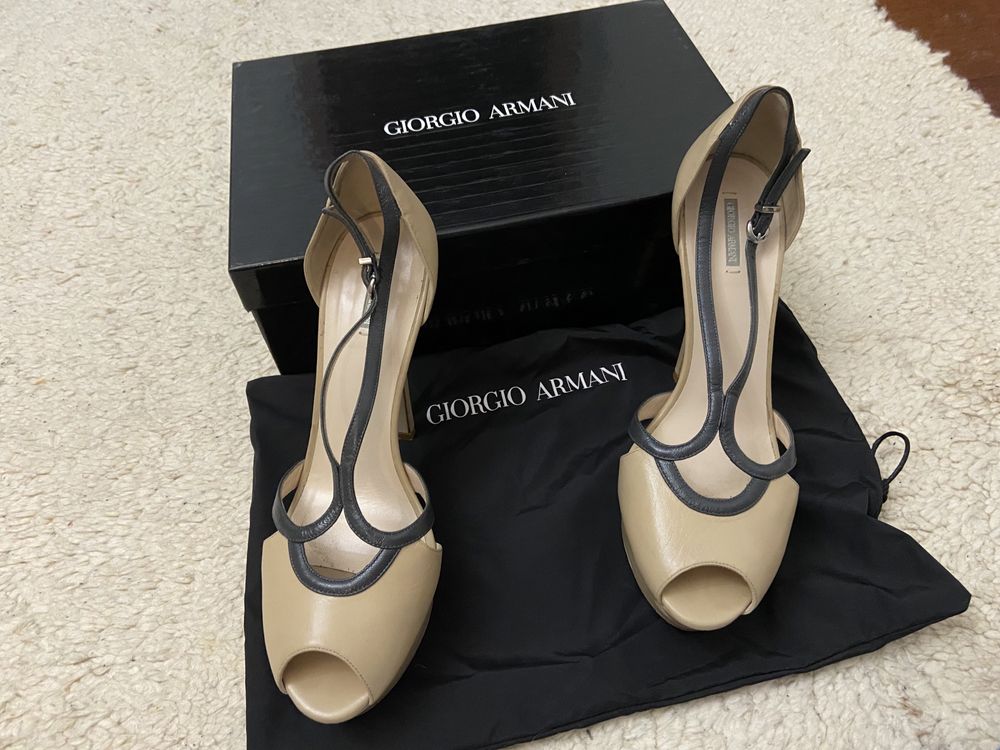 Продам кожаные оригинальные босоножки Giorgio Armani р.39