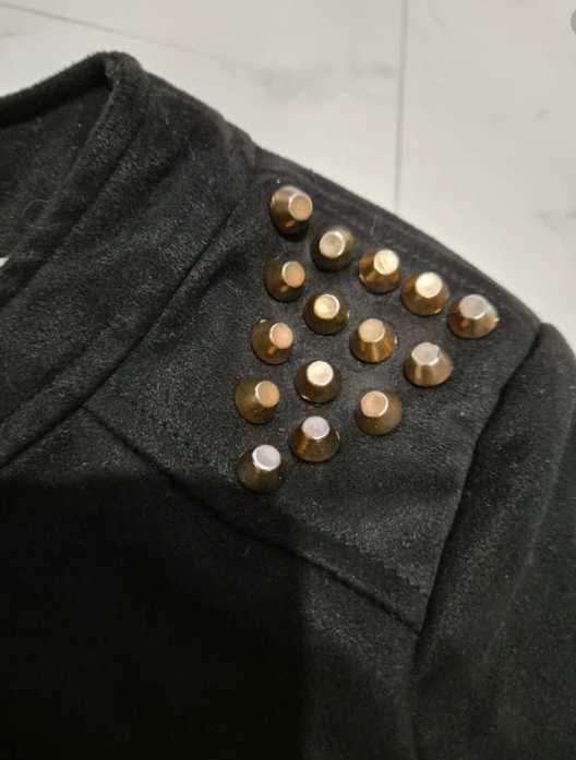 Czarna zamszowa ramoneska z frędzlami i ćwiekami