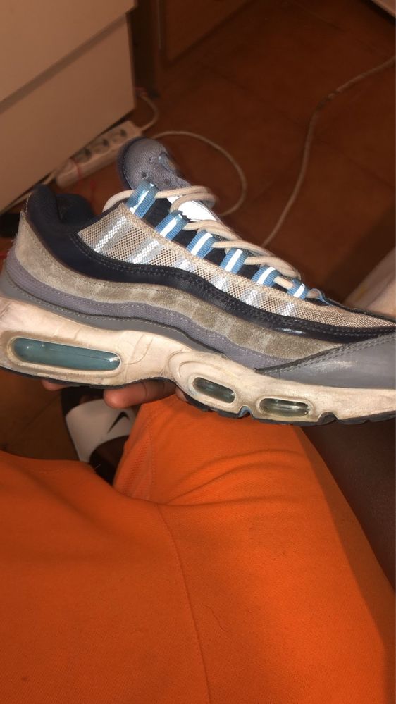 Air max 95 azul e branco em bom estado