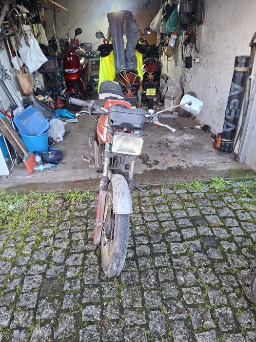 Vende-se mota com bom andamento