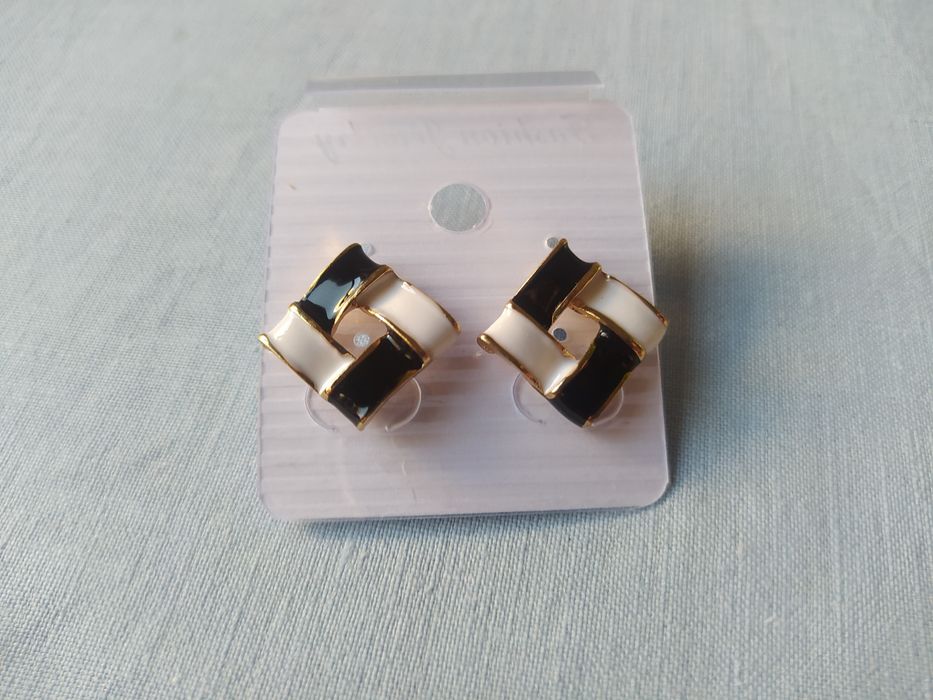 Brincos quadrados preto e branco NOVOS