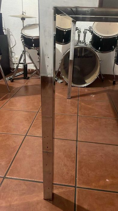 Mesa tampo de vidro preto e pernas em metal + 4 cadeiras - 50 euros