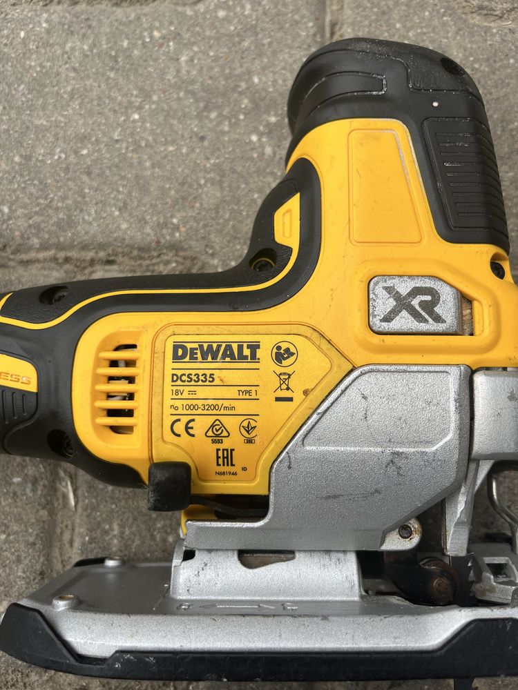 Wyrzynarka DeWalt DCS335