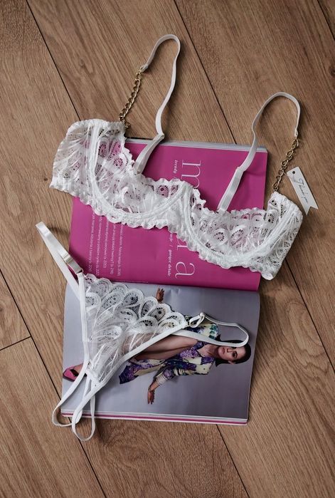 Biała koronkowa bielizna erotyczna komplet plus size otwarty krok