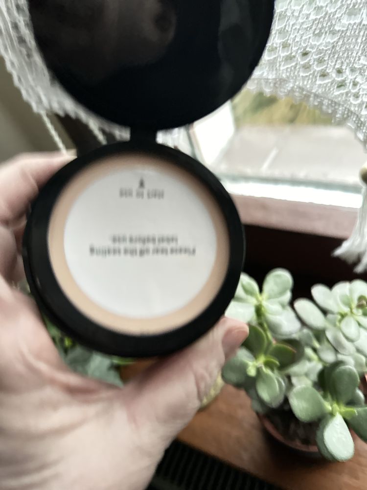 Puder ze śluzem ślimaka kolor lvory