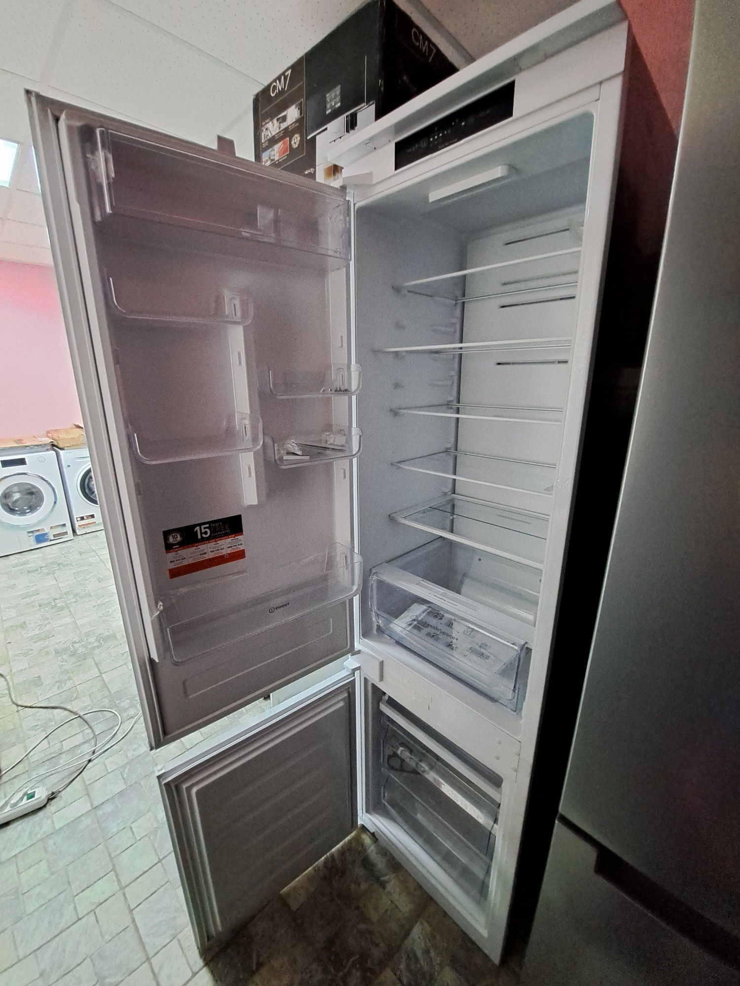 Холодильник вбудованний WHIRLPOOL INC20 T321 Італія