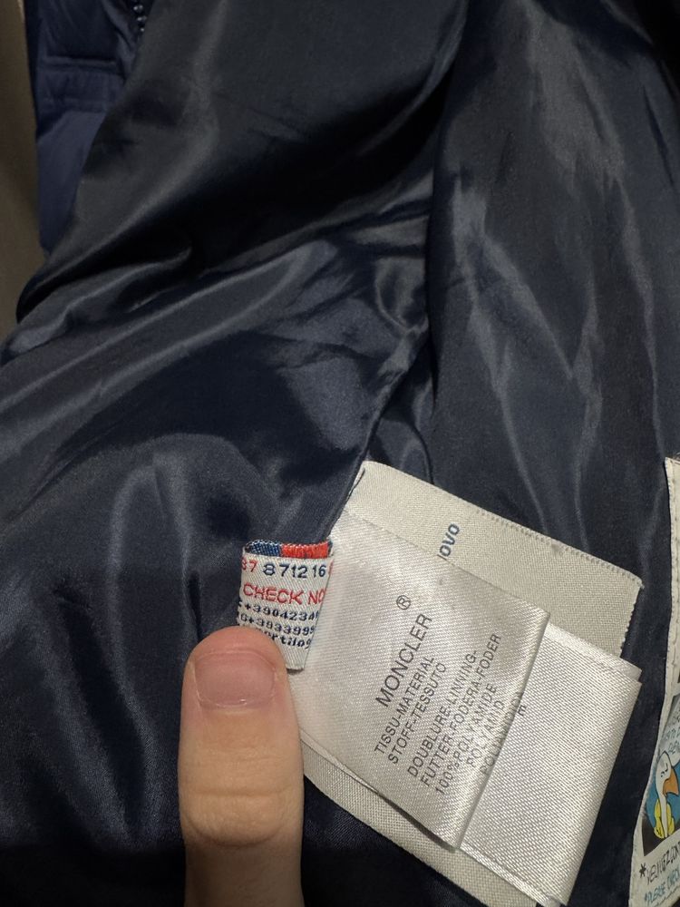 Продам Пуховик Moncler  р.L