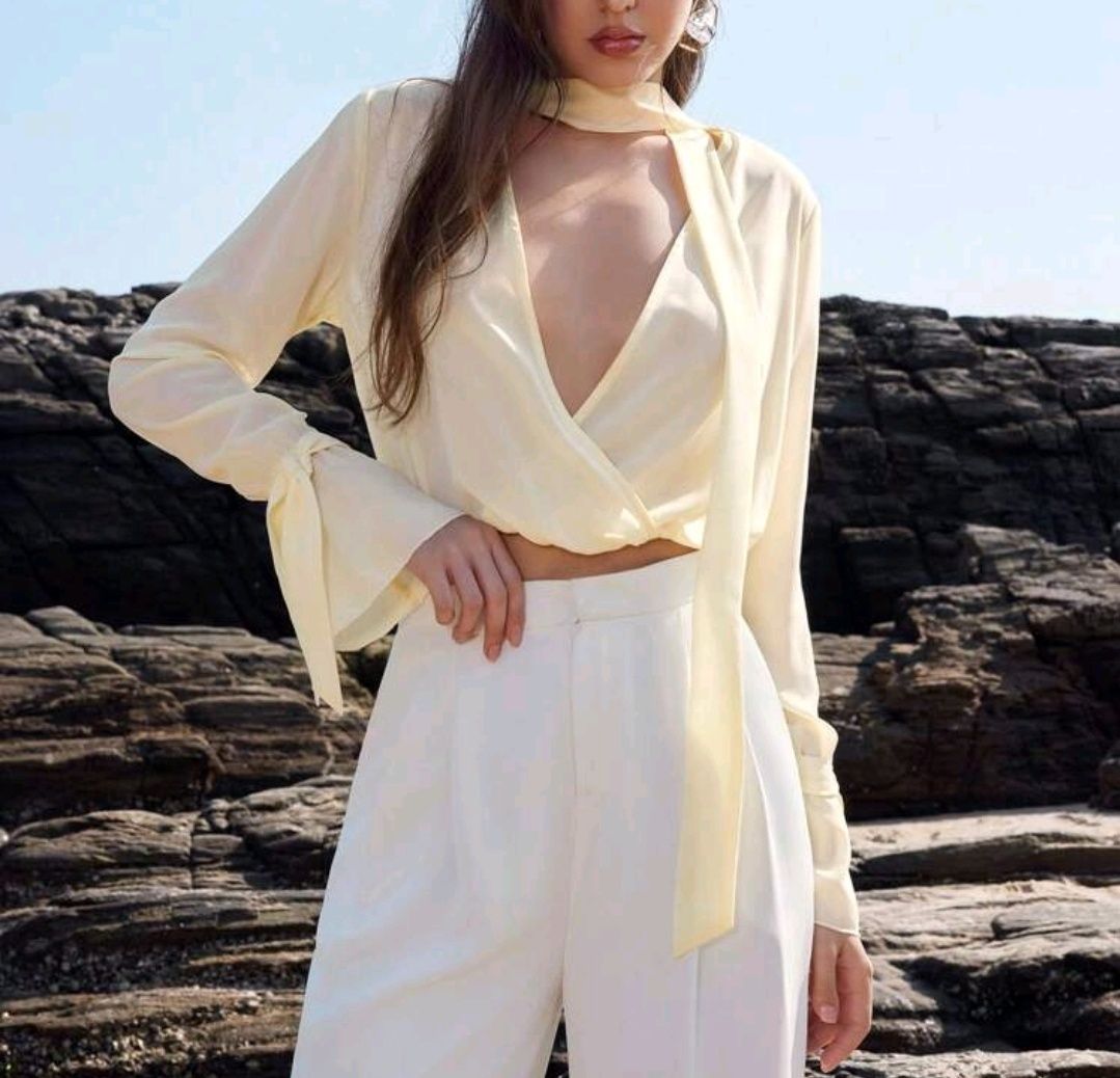 Blusa com Transparência Curta Damasco Creme Amarelo Claro com Fitas