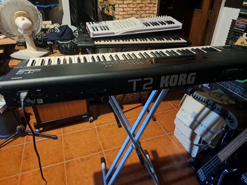 Teclado Korg EX T2