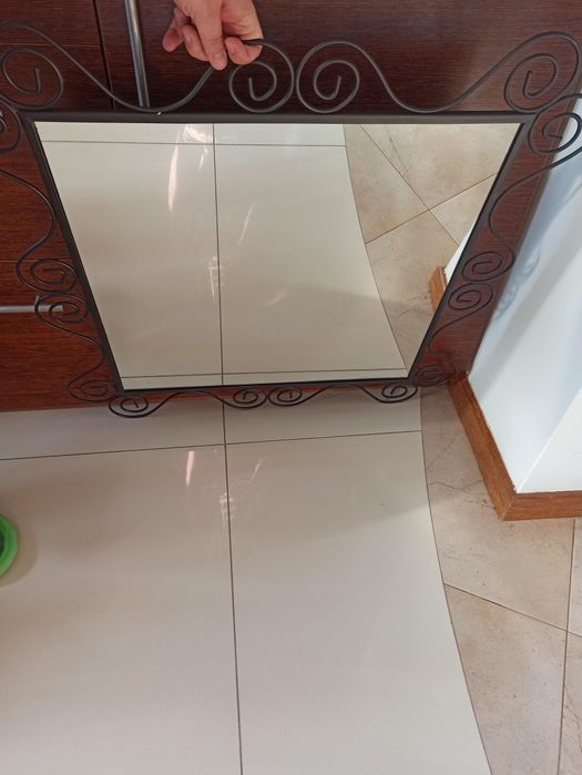 Lustro w czarnej metalowej ramie