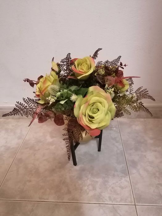 Arranjo de flores artificiais em taça dourada