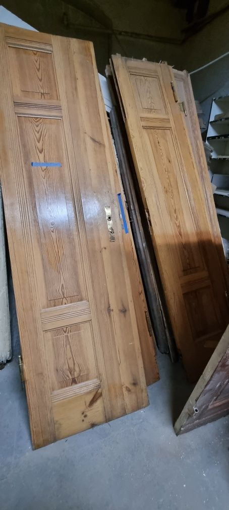 Drzwi drewniane sosnowe, różne wymiary, po demontażu.