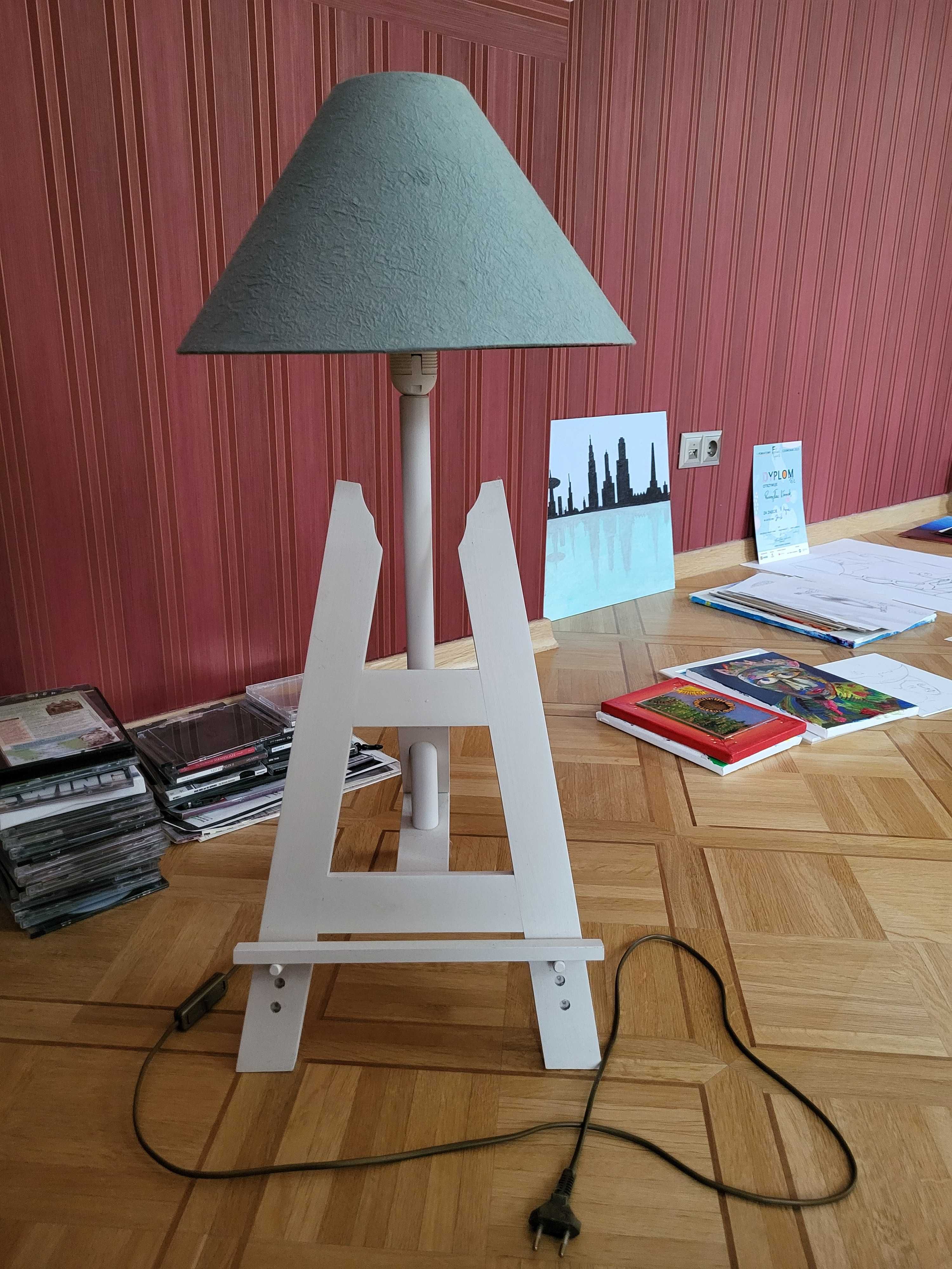 Niezwykła lampa stojąca w kształcie sztalugi