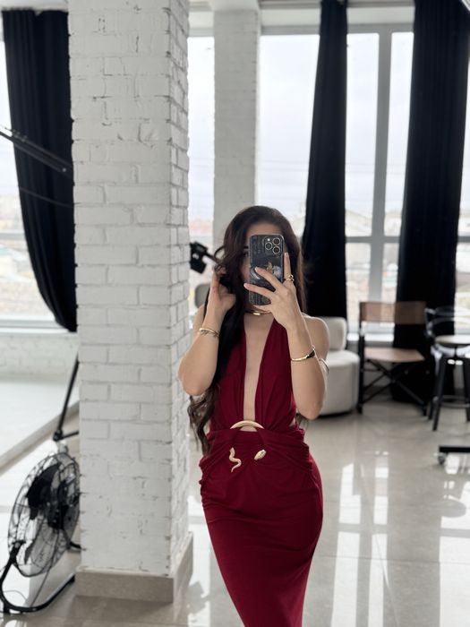 Червона сукня силуетна довга