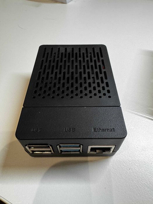 Raspberry Pi 4B 8GB + 2 obudowy + karta 32GB + akcesoria