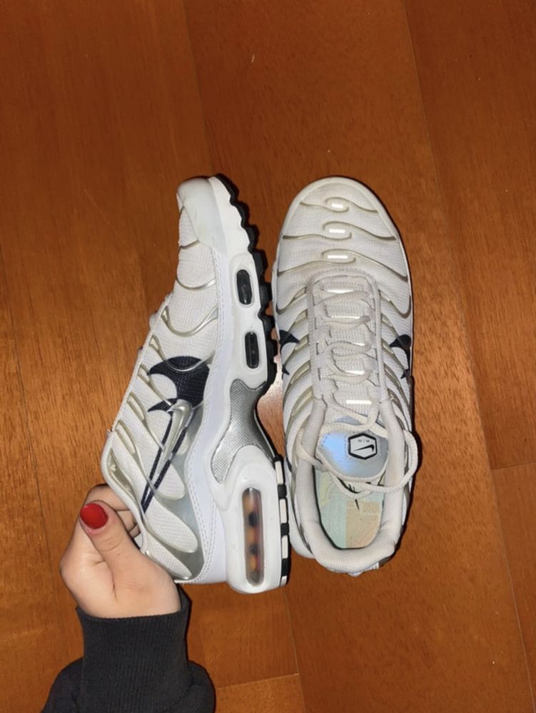 sapatilhas nike TN originais brancas com detalhes cinzentos