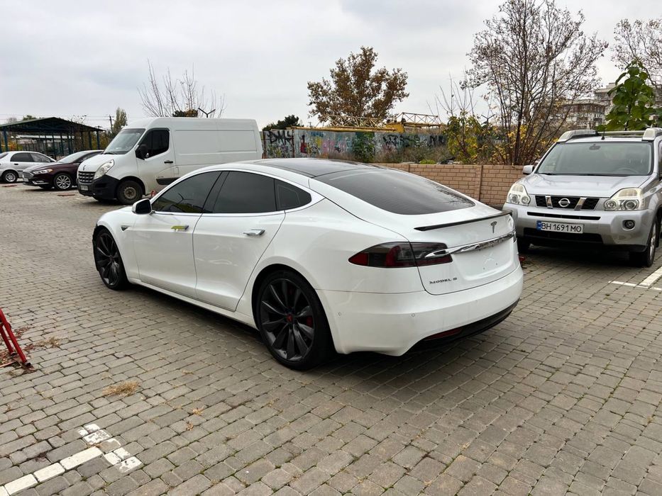 Тесла модел с рестайлинг