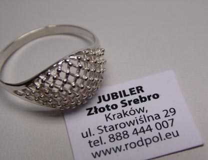 Srebrny pierścionek kopułka siatka z kuleczkami R.18.