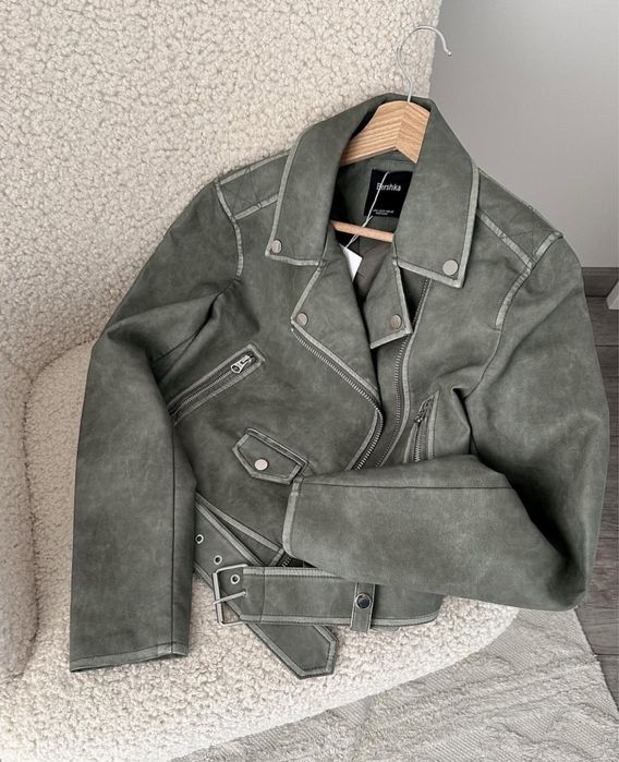 Косуха з потертостями Bershka