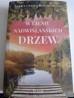 Książka: W cieniu nadwiślańskich drzew - Aleksandra Rochowiak