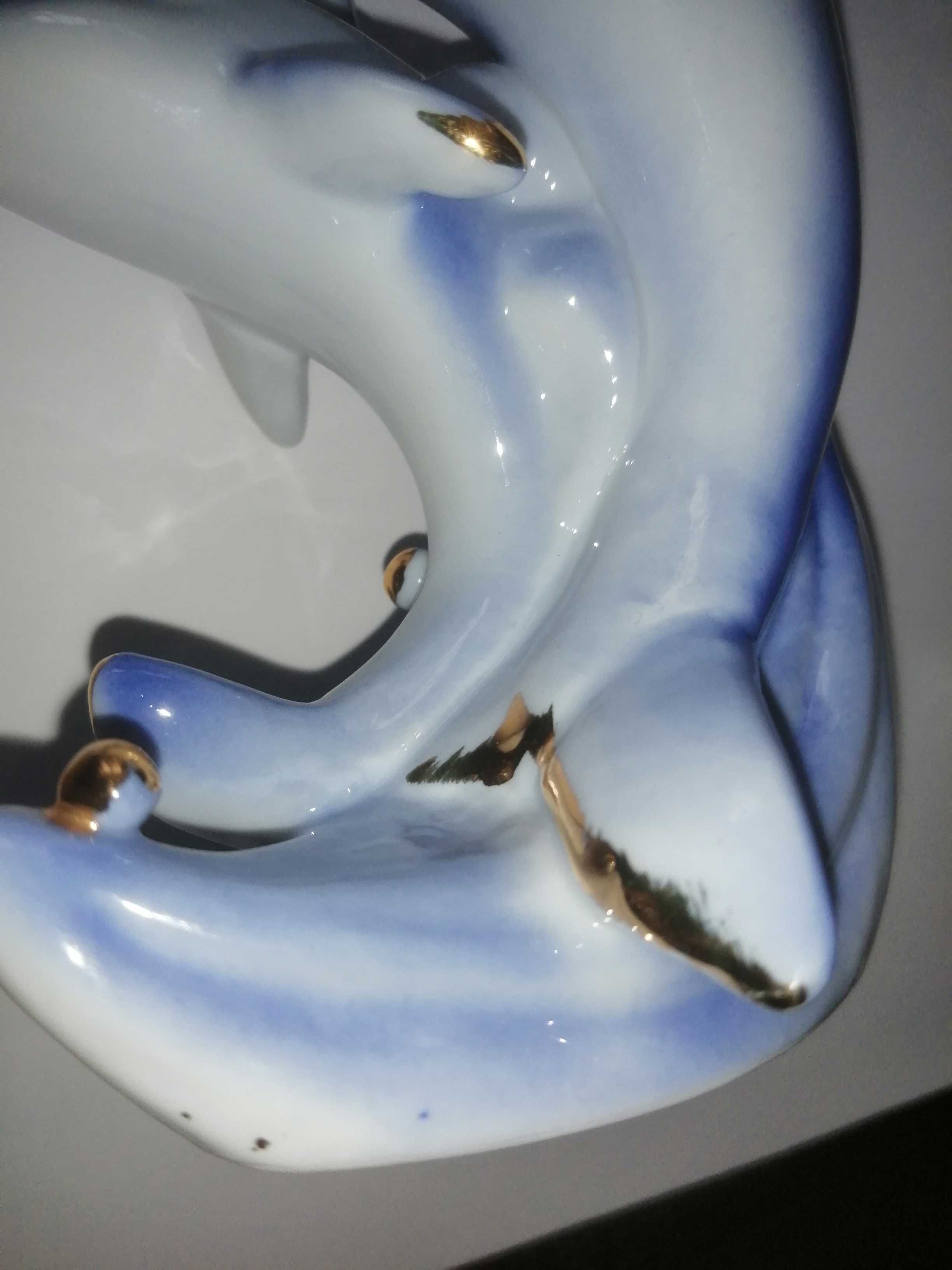Figurka porcelanowa Delfiny na fali