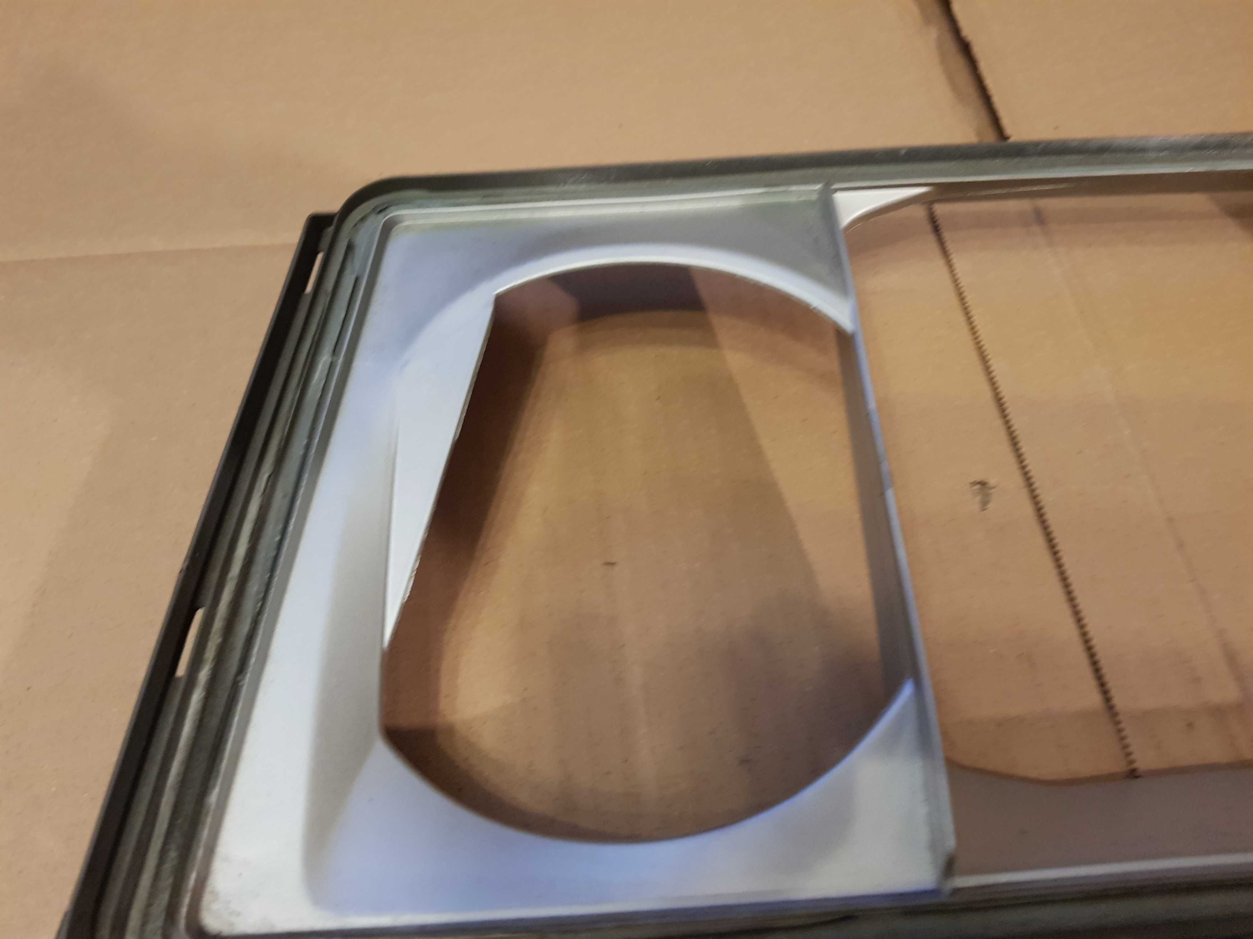 Ramka przedniej lampy mercedes W124 lewa lub prawa