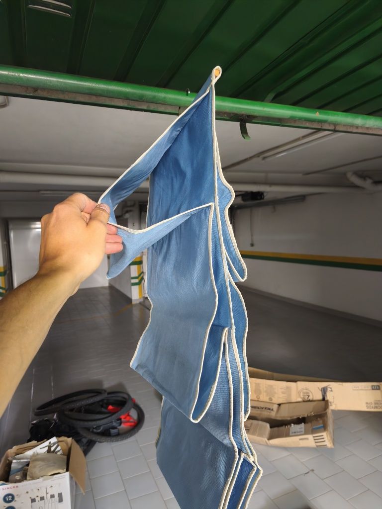 Sapateira com cabide azul de tecido ou pano
