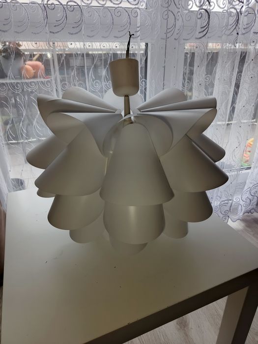 Biała lampa sufitowa