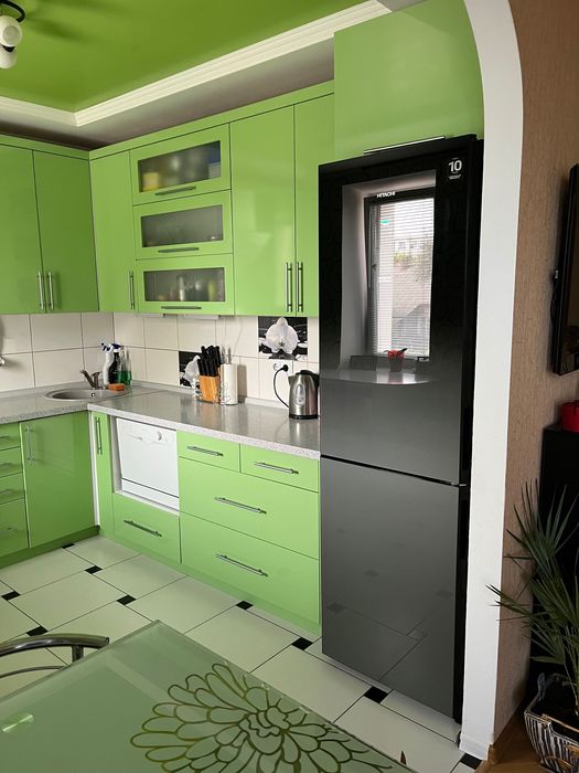 Продається 3-кімнатна квартира з індивідуальним опаленням біля АТБ