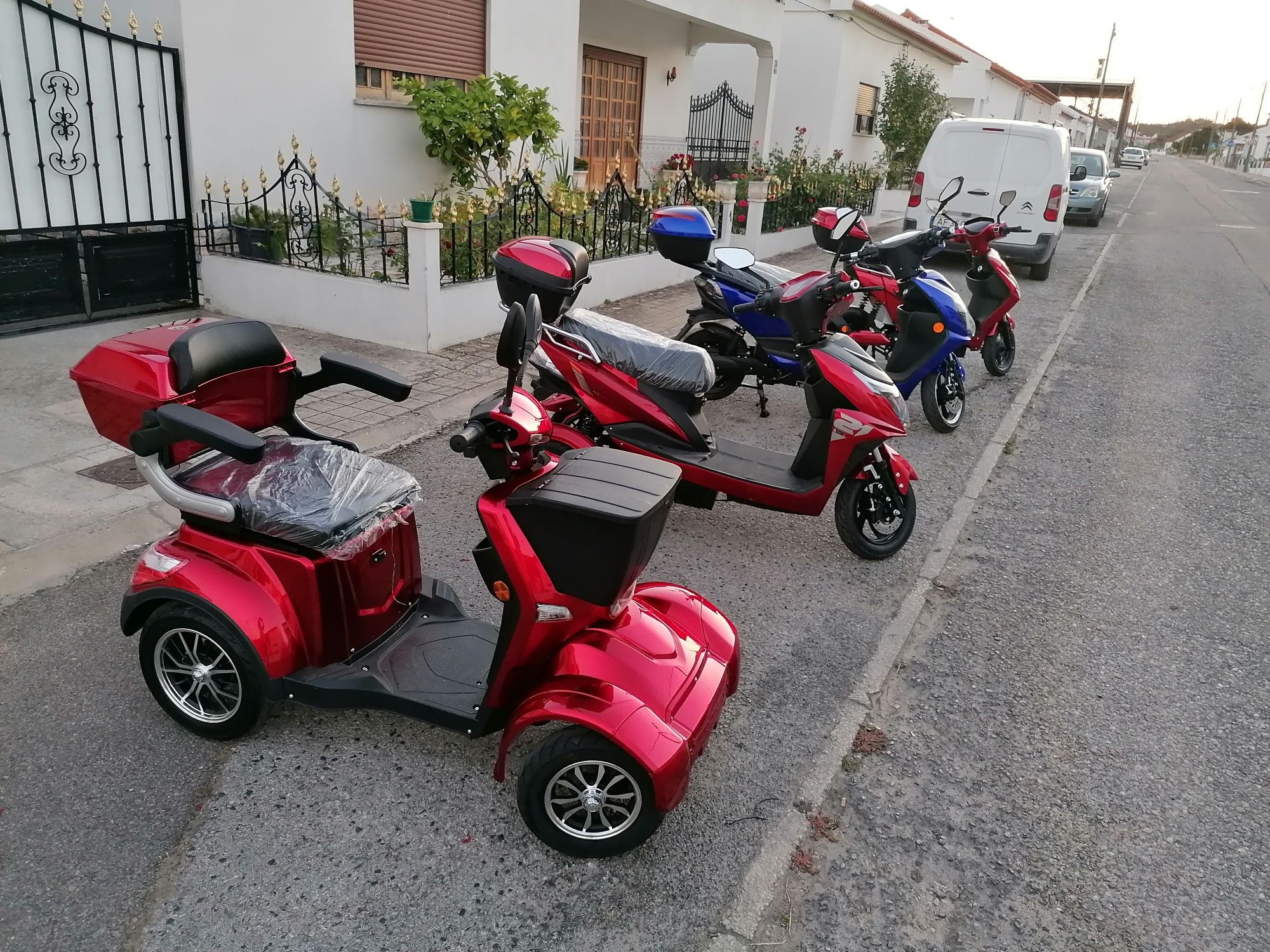 Scooter elétrico com 3 rodas amorteced  em bom estado