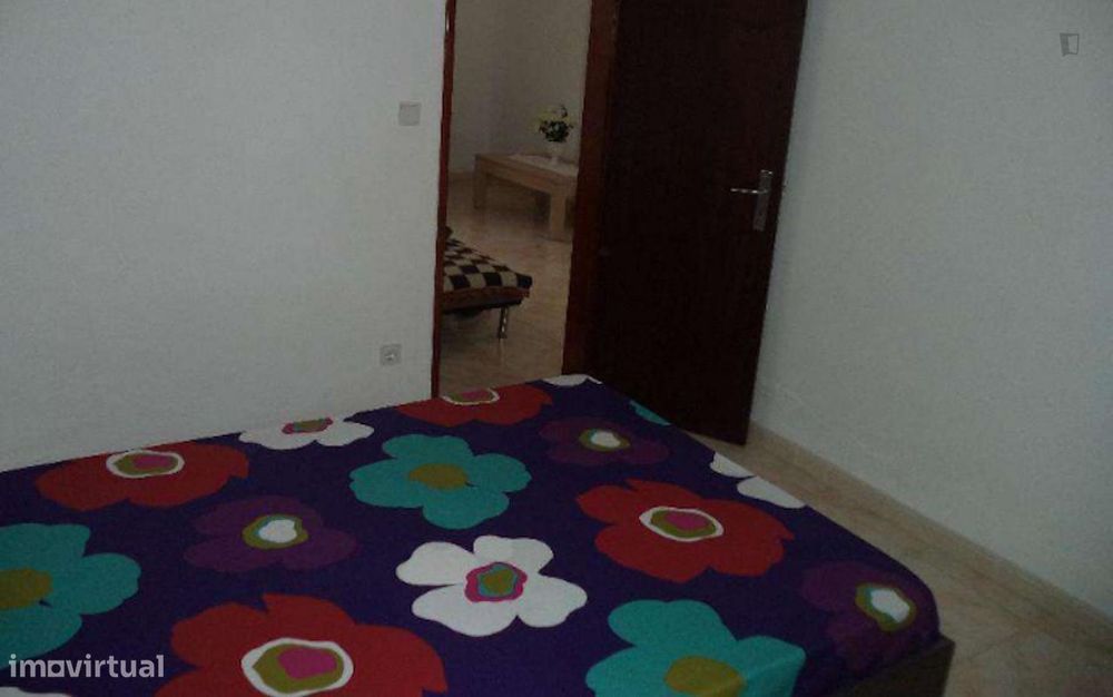 49990 - Room near Subway station Lisbon - Room 2
