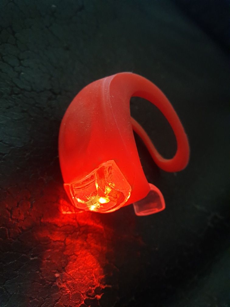 Lampka rowerowa tylna czerwona silikonowa