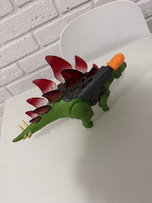 Іграшка динозавр рухається