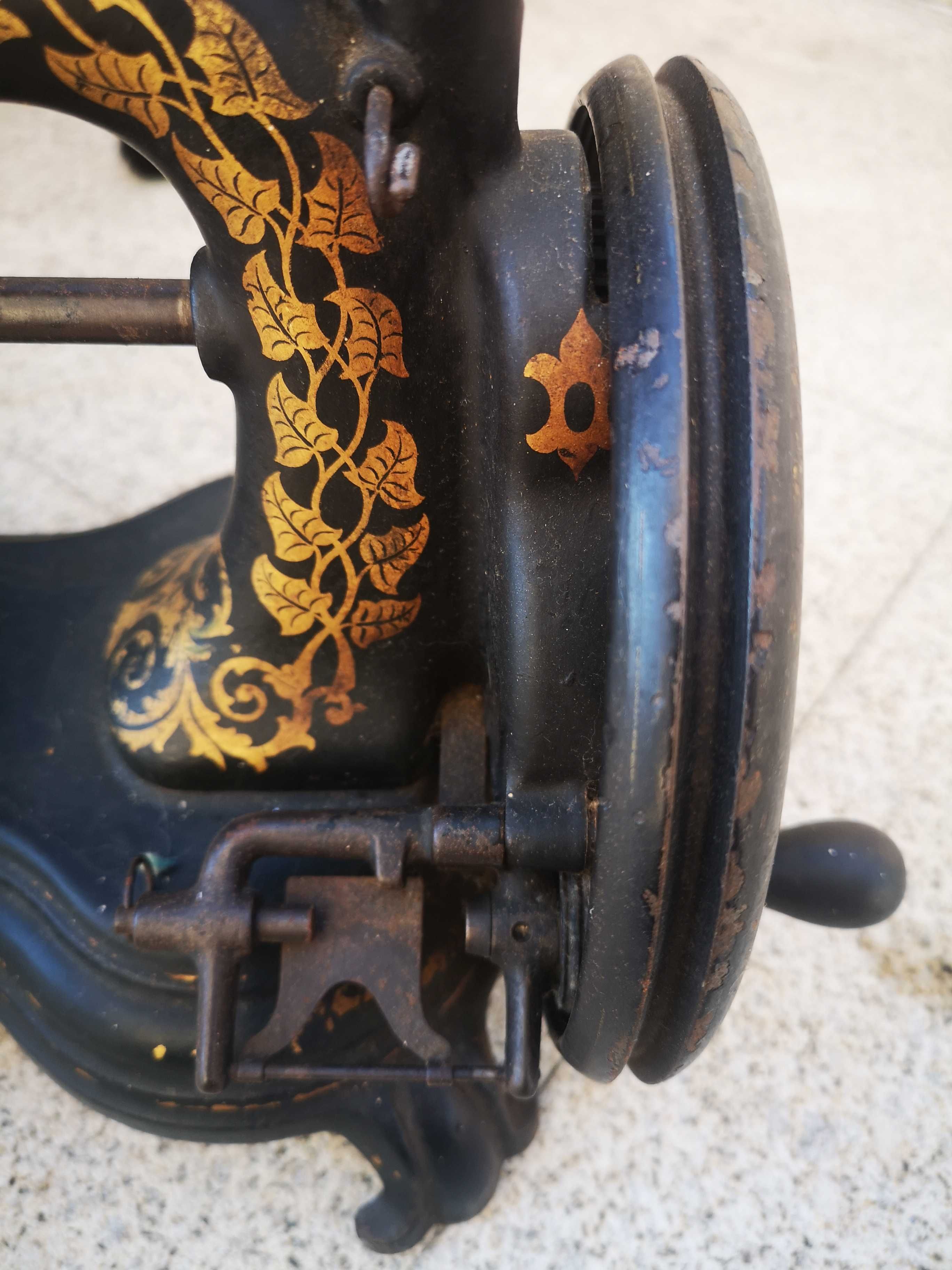 Máquina de Costura Antiga a Manivela – Colecionadores / Restauro