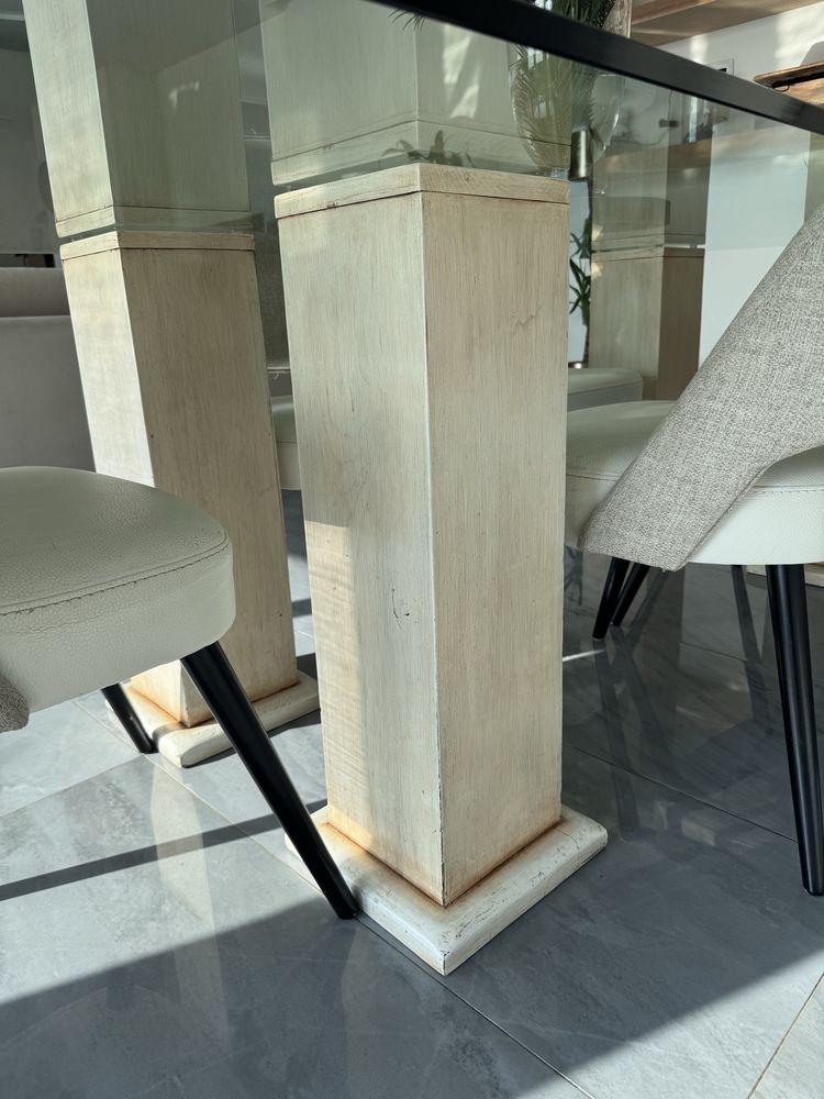 Mesa de jantar de vidro com pés em madeira